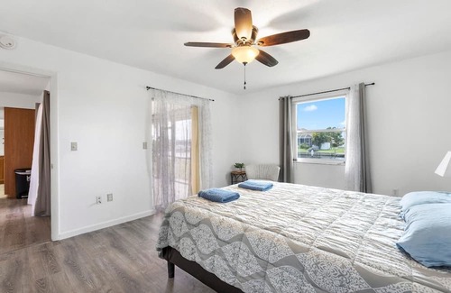 Edgewater House | Located in the center of the town