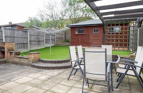 Loughton House | Epping Haven with Garden Oasis | Pass The Keys
