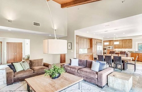 Tujunga House | Extraordinary Gated Compound - Forested Hillsides