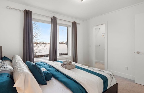 Bridgeland House | Discover Luxury With King Bed and Free Parking in Bridgeland