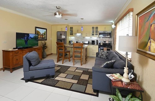 August Town Cabin | Rustic Romantic Retreat in the Mountain - 1 Bedroom in Kingston