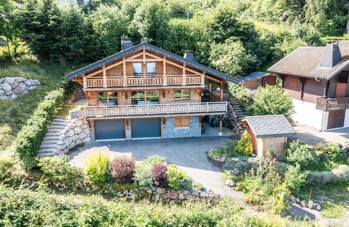Thollon-les-Memises Ski Chalet | Chalet 'Le P'tit Suisse, Chalet Savoyard' with Lake View & Mountain, Private Terrace and Wi-Fi