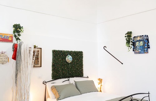 San Giorgio a Cremano Apartment | Detached house 5km from via Toledo, Vesuvius, Pompeii, Herculaneum. Pet friendly.