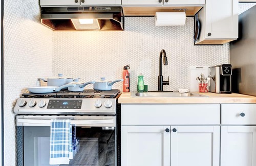 Springfield Apartment | Stylish & Modern Getaway in Downtown Springfield!nn
