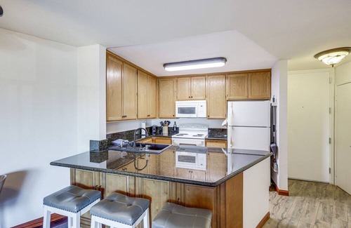 Hollywood Condo | Oxnard Condo w/ Community Pool + View of Marina!