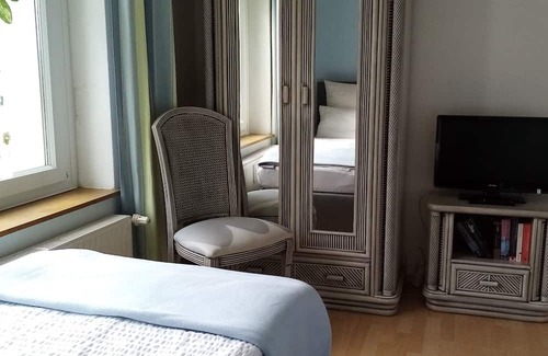 Hehlen Apartment | Fewo Summertime Direkt an der Weser mit Schloß+weserblick und Idyllischem Garten