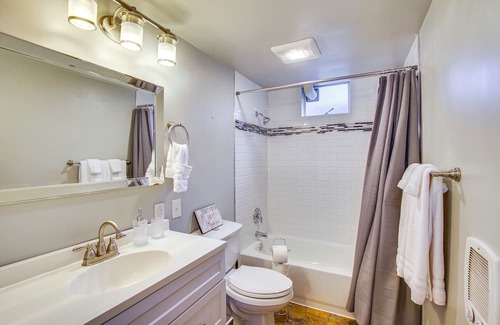 Bothell Apartment | Modern Lower-Level Apt ~ 4 Mi to UW Bothell!