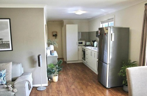 Thornlie Villa | Stylish Thornlie 2BR Escape