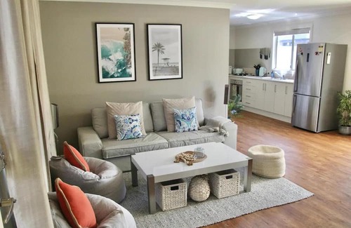 Thornlie Villa | Stylish Thornlie 2BR Escape
