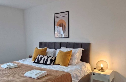 Coventry House | Work-friendly 4-bed in Coventry