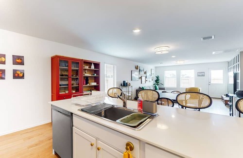 Willis House | Stylish & spacious getaway with large fenced yard & W/D - near lakes & golf