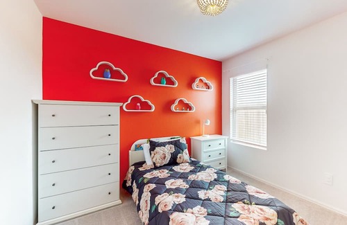 Willis House | Stylish & spacious getaway with large fenced yard & W/D - near lakes & golf