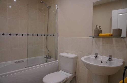 Peterborough House | Spacious 4 Bedroom House in Molyneux Square with a garden and free Wi-fi.