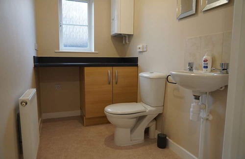 Peterborough House | Spacious 4 Bedroom House in Molyneux Square with a garden and free Wi-fi.
