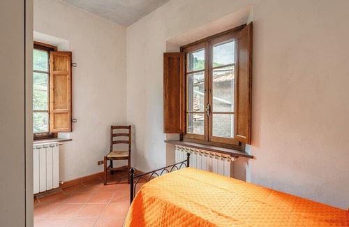 Borgo a Mozzano House | Holiday Home 'Casa Delle Rose' with Mountain View, Private Terrace and Wi-Fi