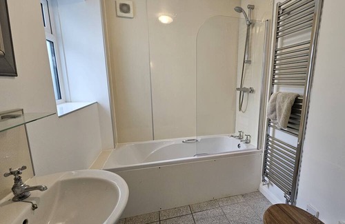 St. Mawes House | Whitestones - sleeps 8 guests in 4 bedrooms