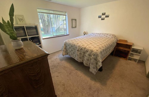 Lacey House | Cozy 3-bedroom house in enchanting Olympia with WiFi, fitness room