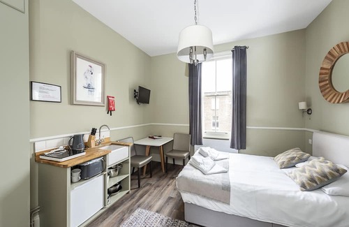 Campden Apartment | Stunning Kensington Studio