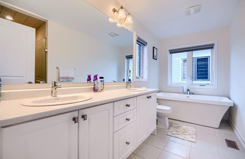 Cambridge House | A king and 3 Queen beds in 4 bedrooms, good sleep for 8