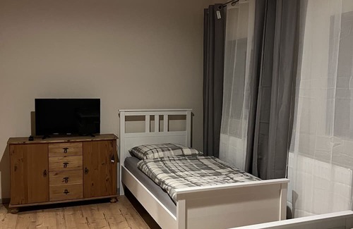 Jork Apartment | 2 Privat Zimmer Frei! 6 Einzelbetten, Küche, Bad, Smart TV