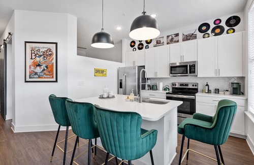 Downtown Nashville Apartment | COZY COUNTRY CHARM: Parking, Gym, Pool, Sky Lounge. Super close to Broadway!