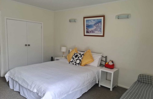 Mount Eden Apartment | Sunlit Self-Contained Studio in Epsom - Couples Welcome!