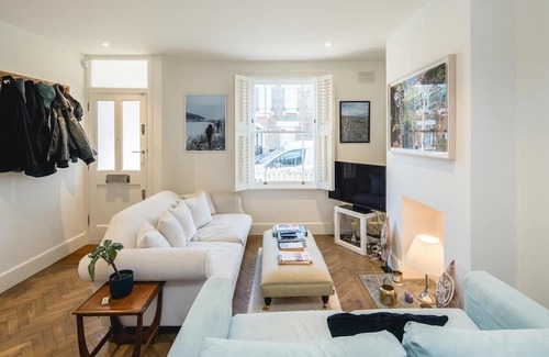 Queen's Park Cottage | Luxury 2BD Cottage stones throw from Notting Hill
