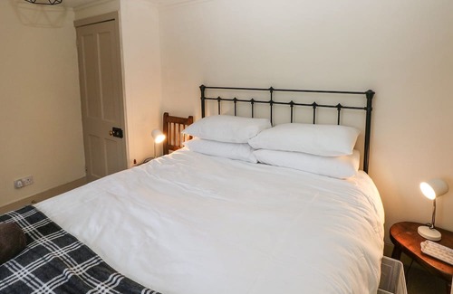 Cilmeri Cottage | ROSE VILLA, pet friendly, with open fire in Builth Wells
