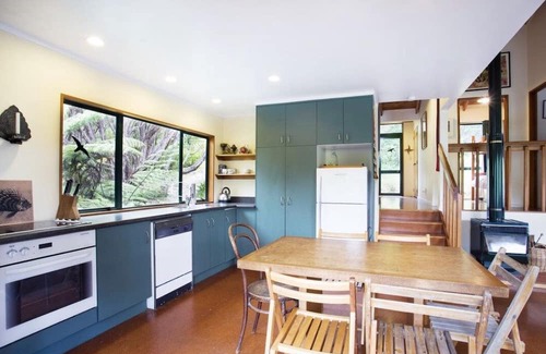 Tawharanui House | A slice of paradise. Kiwi Bach settled in native bush & just 2 mins the beach