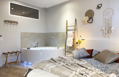 Downtown Le Havre Apartment | The Pearl - Jacuzzi SPA - Giant Screen - Parking