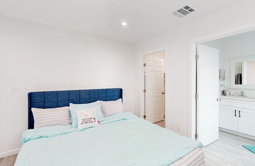 Northridge House | Stylish, sunny retreat with patio & W/D - near golf & theme parks - dog-friendly