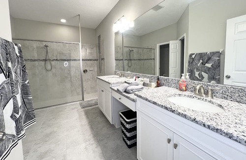 Zephyrhills House | Enough bathrooms for everyone. Home in a central location!