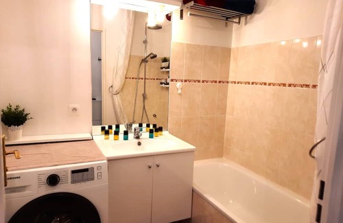 Bezons Apartment | Panoramic View of River - Calm - 6' Tram - 25' Paris - Parking- Netflix