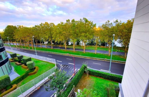 Bezons Apartment | Panoramic View of River - Calm - 6' Tram - 25' Paris - Parking- Netflix