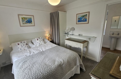 St. Mawes Apartment | Summers Beach View - an apartment that sleeps 2 guests in 1 bedroom