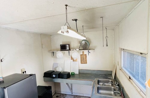 Onalaska Cottage | 2bed/1bath cottage overlooking Lake Onalaska + housekeeping + fish-cleaning room