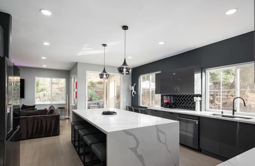 Crest House | Space Cowboy 5bed, designers paradise with pool/spa/volleyball/arcade