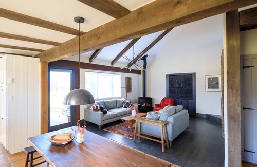 Taos House | THE BARN — Stylish Riverfront Home, Hot Tub, EV Charger, Fast Wifi, Nature Walk