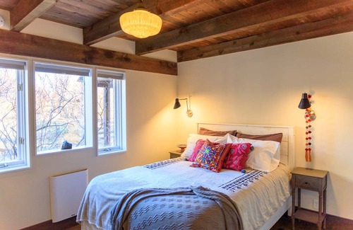 Taos House | THE BARN — Stylish Riverfront Home, Hot Tub, EV Charger, Fast Wifi, Nature Walk