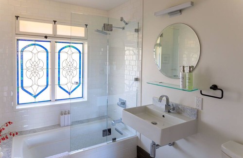 Taos House | THE BARN — Stylish Riverfront Home, Hot Tub, EV Charger, Fast Wifi, Nature Walk