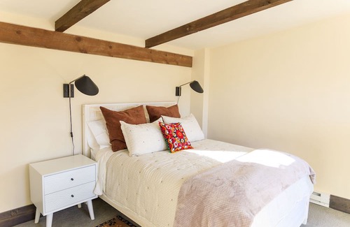 Taos House | THE BARN — Stylish Riverfront Home, Hot Tub, EV Charger, Fast Wifi, Nature Walk