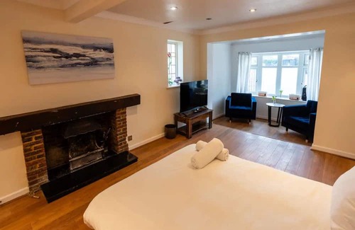 Ferndown House | Pass the Keys | Spacious House/Game Room/Hot tub