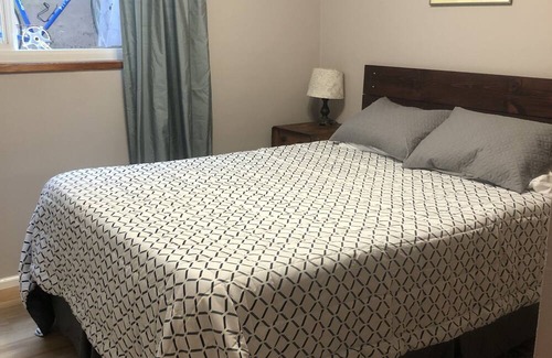 North Admiral Apartment | West Seattle 2 bdrm close to the beach & dining!