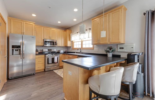 Bristol House | 3 Story Townhome 30 min to Milwaukee, 45 min to O'hare, 25 min to Lake Geneva