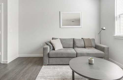 Spring Branch East Apartment | Modern Apartment in Prime Location (ID1403X428)