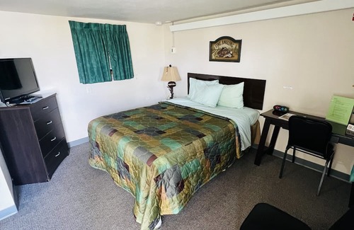 Onalaska House | Overlooking Lake Onalaska -- Queen bed + bathroom in nostalgic motel