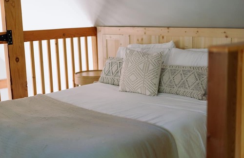 Shawnigan Lake Cabin | Relaxing Cabin Retreat, next to NYÜBU Spa