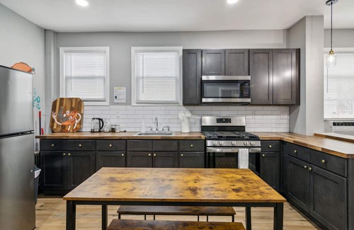 Elizabeth Apartment | Stylish and Modern 3BED Apt in Elizabeth /30min to Manhattan/Free street Parking