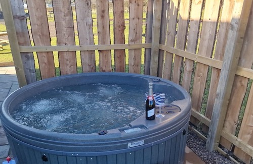 Eyemouth Cabin | Herdwick - luxury pods with Private hot tubs - BBQ - 750m to Beach