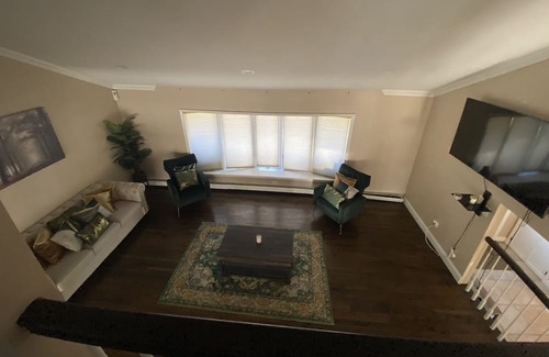 Selden House | Beautiful home with three private rooms for travel business people